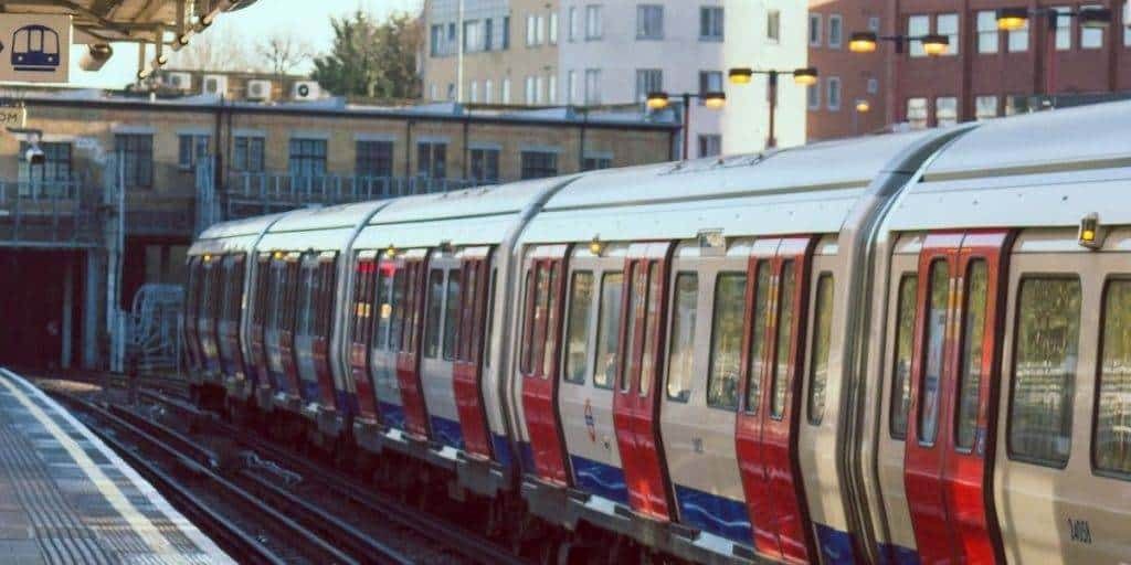 scootmobiel met het openbaar vervoer bus trein metro