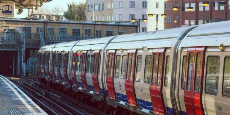 scootmobiel met het openbaar vervoer bus trein metro