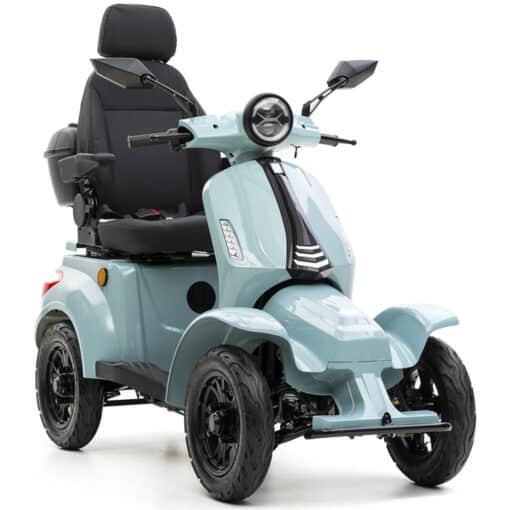 De For Motion On Four scootmobiel is een stijlvolle vierwielige scootmobiel met een blauwgroene carrosserie, zwarte zitting, stuur, spiegels, grote koplampen en robuuste banden voor optimaal comfort en toegankelijkheid. kleur blauw