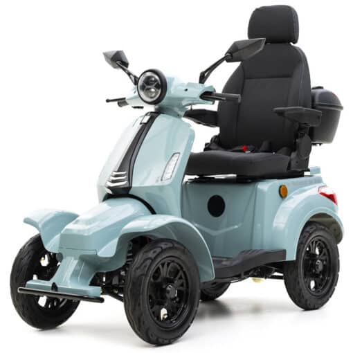 Maak kennis met de For Motion On Four scootmobiel: een stijlvolle lichtblauwe, vierwielige scooter met een comfortabele zwarte zitting, armleuningen en opbergruimte achterin. Hij is voorzien van een ronde koplamp en achteruitkijkspiegels voor verbeterde mobiliteit en gebruiksgemak.