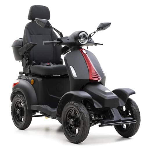 De zwarte For Motion On Four scootmobiel is een elektrische scootmobiel met vier wielen, een gevoerde zitting met armleuningen en hoofdsteun, zijspiegels, een koplamp en een opbergvak achter de zitting. kleur zwart