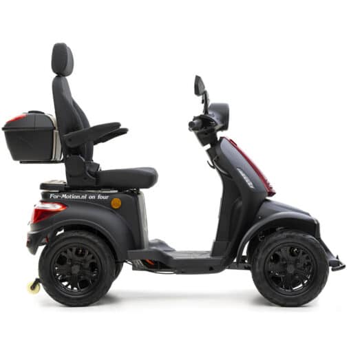 De For Motion On Four scootmobiel heeft een strak zwart design met rode accenten, een hoge rugleuning met armleuningen en een opbergvak achterin. Hij is voorzien van een stuur en spiegels voor eenvoudige navigatie. Perfect voor iedereen die op zoek is naar mobiliteit op vier wielen!.