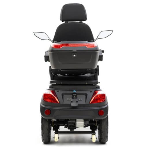 Achteraanzicht van de For Motion On Four scootmobiel met een zwarte zitting, armleuningen, zijspiegels, rode achterlichten en zichtbare wielen. Het bevat een opbergvak onder de zitting voor eenvoudige toegang en optimale prestaties buitenshuis.