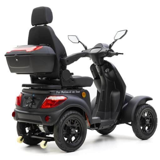 De For Motion On Four scootmobiel is een strakke, zwarte vierwielige scootmobiel met een comfortabele zitting met rugleuning, achteruitkijkspiegels en een opbergvak aan de achterkant. Afgebeeld vanaf de achterkant op een witte achtergrond.