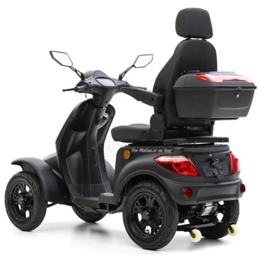 De For Motion On Four scootmobiel is voorzien van een hoge rugleuning, twee spiegels en een vierwielontwerp met een opbergvak aan de achterkant. Ook zijn er rode achterlichten die zowel de achterkant als één zijkant benadrukken.