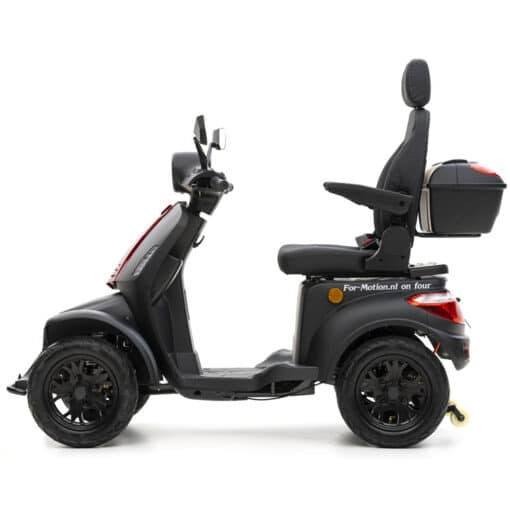 Een For Motion On Four scootmobiel, zwart met vier wielen, heeft een gewatteerde zitting, hoge rugleuning en opbergvak achterin. Het stuur heeft bedieningselementen en spiegels. Zijaanzicht tegen een witte achtergrond.
