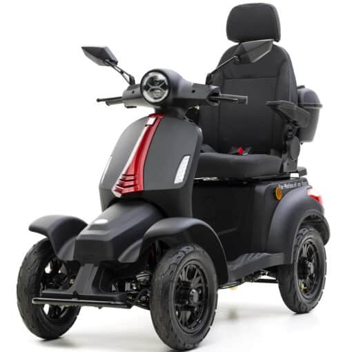 De For Motion On Four scootmobiel is een zwarte, vierwielige scootmobiel met een strak design met een hoge rugleuning, stuur met spiegels en een koplamp. Het biedt een moderne auto-achtige look gecombineerd met stevige wielen voor verbeterde stabiliteit.