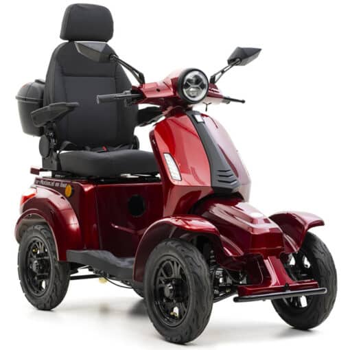 De For Motion On Four scootmobiel is een rode, vierwielige scootmobiel met een comfortabele zitting met hoofdsteun, achteruitkijkspiegels, een koplamp en een opbergvak aan de achterkant voor een betere toegankelijkheid en meer comfort. kleur rood