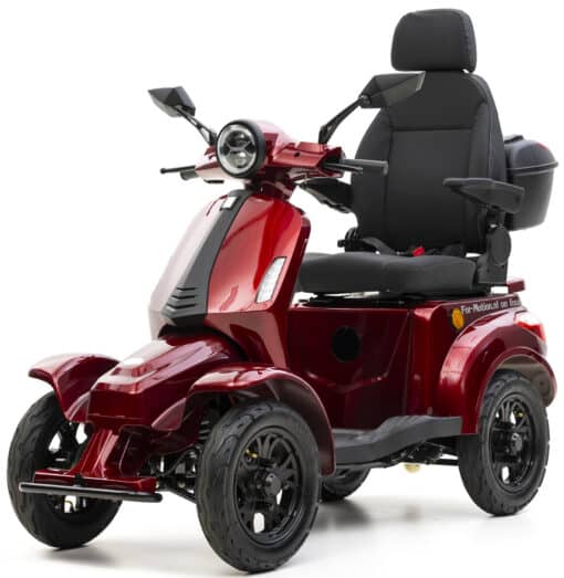 De For Motion On Four scootmobiel is uitgevoerd in een glanzend rode uitvoering en heeft vier stevige wielen, een zachte zitting, koplamp, spiegels en een opbergvak aan de achterkant voor extra comfort en stabiliteit.
