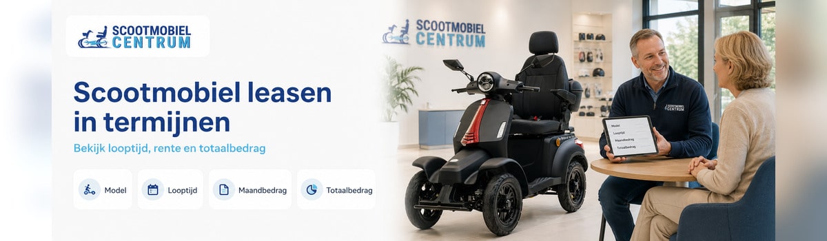Klant en adviseur bekijken een leasevoorstel naast een For Motion On Four scootmobiel.
