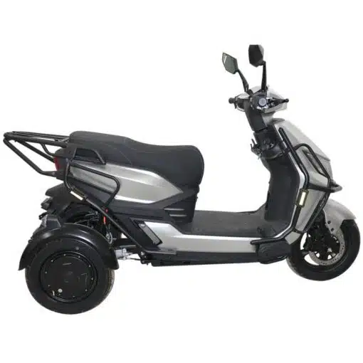 Een zilverkleurige en zwarte For Motion Trice - nieuwste Trike scootmobiel, een elektrische driewielscooter met een bagagerek en zijbeschermingsbeugels, afgebeeld vanaf de zijkant tegen een witte achtergrond.