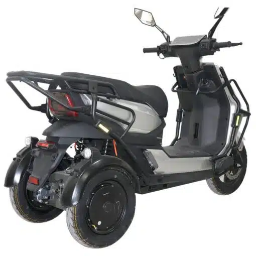 De For Motion Trice - nieuwste Trike scootmobiel is een gestroomlijnde, zwarte elektrische driewielscooter met brede wielen, een bagagerek achterop en zijspiegels, afgebeeld vanaf de achterkant links op een witte achtergrond.