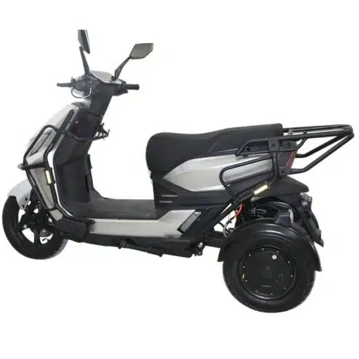 De For Motion Trice - nieuwste Trike scootmobiel is een elektrische driewielscooter met een zilver-zwarte carrosserie, gevoerde zitting, bagagerek, spiegels en voetsteunen, afgebeeld vanaf de zijkant op een witte achtergrond.