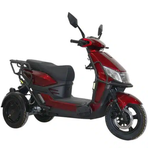 De For Motion Trice - nieuwste Trike scootmobiel is een glimmende rode elektrische driewielscooter met een zwarte zitting, bagagerek, zijspiegels en opvallende koplampen, afgebeeld tegen een witte achtergrond.