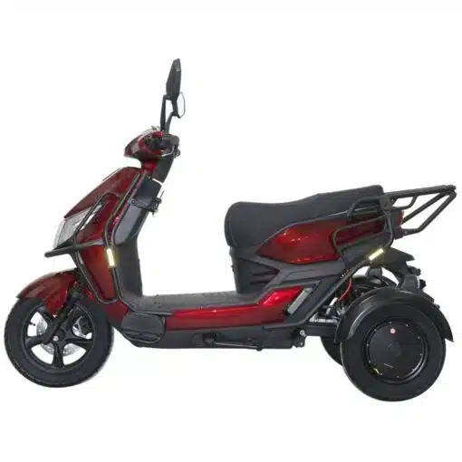 De For Motion Trice - nieuwste Trike scootmobiel is een glimmende rode elektrische driewielscooter met zwarte accenten, comfortabele zitting, achteruitkijkspiegels en stevig bagagerek, afgebeeld in zijprofiel op een witte achtergrond.