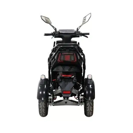 Vooraanzicht van de For Motion Trice - nieuwste Trike scootmobiel, een zwarte elektrische driewielscooter met dubbele koplampen, grote achteruitkijkspiegels en een digitaal display, afgebeeld tegen een witte achtergrond.