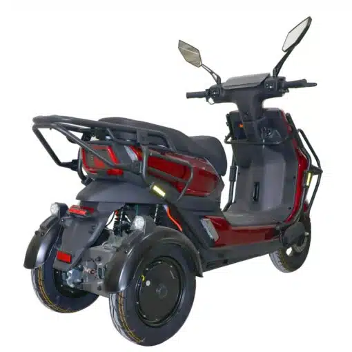 De For Motion Trice - nieuwste Trike scootmobiel - is een elektrische driewielscooter met een ruime bagagedrager, achteruitkijkspiegels en een opvallend rood-zwart design, gezien vanaf de achterkant van links.