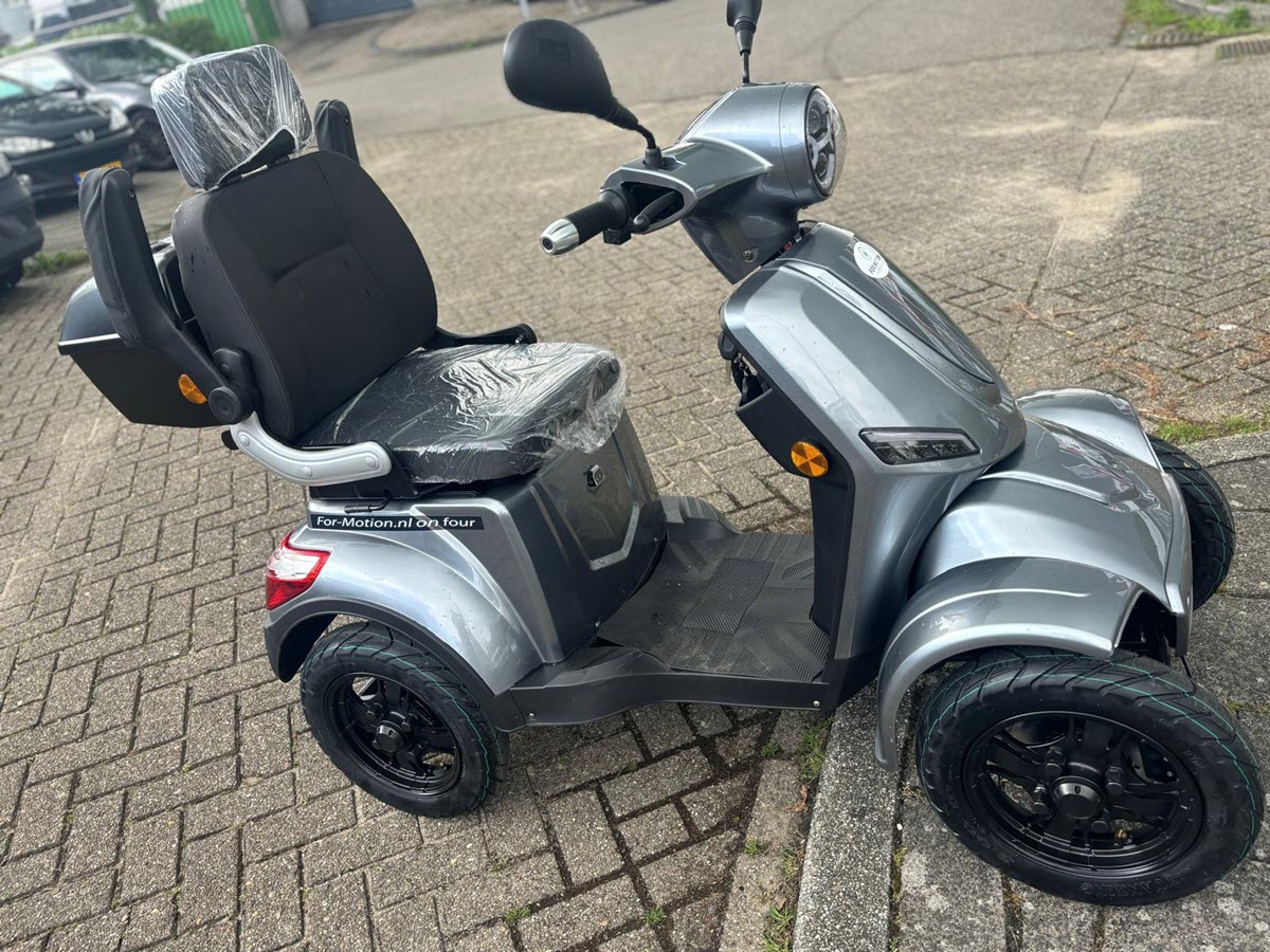vanaf de zijkant waarbij je ziet dat de voorwielen op de stoep staan