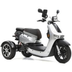 De Trion – Trike scootmobiel met scooter looks zilver