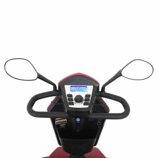 Een blik op het stuur en het dashboard van de Sweetrich S70 - comfortabele 4 wiel scootmobiel met ideale zithouding, met een blauw digitaal display en bedieningsknoppen. Op het rode stuur van de scooter zijn zijspiegels gemonteerd voor een strak design.