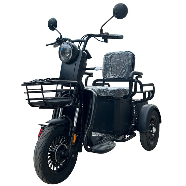 Maak kennis met de For Motion Cargos: een elektrische driewielerscooter met een enkele met plastic bedekte zitting, spiegels, een voormand, drie wielen, stuur en voetsteunen. Perfect voor persoonlijk vervoer in de stad.