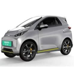 De Swapa Zip brommobiel is een compacte, moderne zilveren elektrische auto met zwarte wielen en gele accenten, getoond vanaf de voorkant. Op de nummerplaat staat "Swapa Zip", wat de innovatieve stijl en stedelijke aantrekkingskracht van het voertuig weerspiegelt.