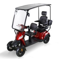 De For Motion City Cruiser Duo scootmobiel met motorrem optie is een rode driewielige elektrische scooter met twee zwarte zittingen, armleuningen, rugleuning en een groot transparant dakluifel, ontworpen voor comfortabel personenvervoer.