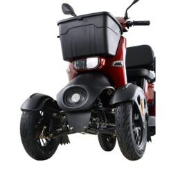 Een onderaanzicht van de For Motion Compa rode driewielige elektrische scooter, met aan de voorkant een grote zwarte opbergdoos, opvallende koplamp, brede banden en gedetailleerde vering.