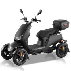 De For Motion Quadros is een gestroomlijnde zwarte elektrische scooter met drie wielen, spiegels, een digitaal display en een opbergvak achterop, schuin afgebeeld op een witte achtergrond.