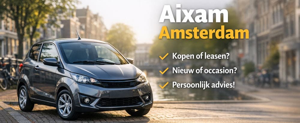 Aixam-achtige 45 km auto in Amsterdamse stadsomgeving met rustige, moderne uitstraling