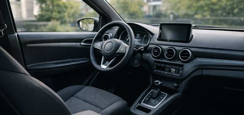 Interieur van een elektrische brommobiel met overzichtelijk dashboard en comfortstoelen