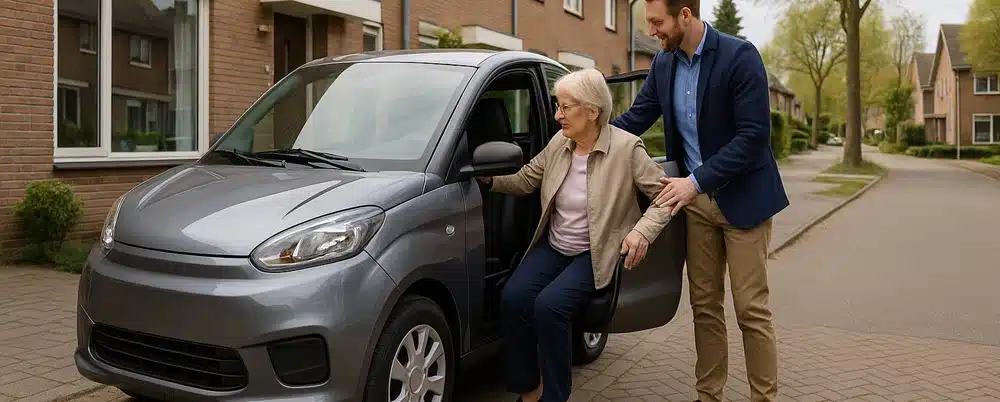 Specialist geeft proefrit met brommobiel aan huis in Ede voor keuze van juiste 45 km auto