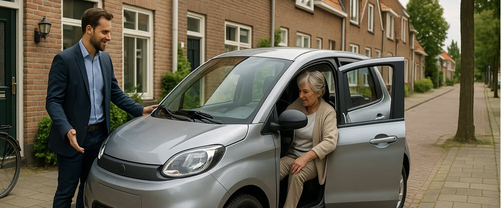 Adviseur geeft proefrit aan huis met een brommobiel in Zeeland bij een 65-plus klant