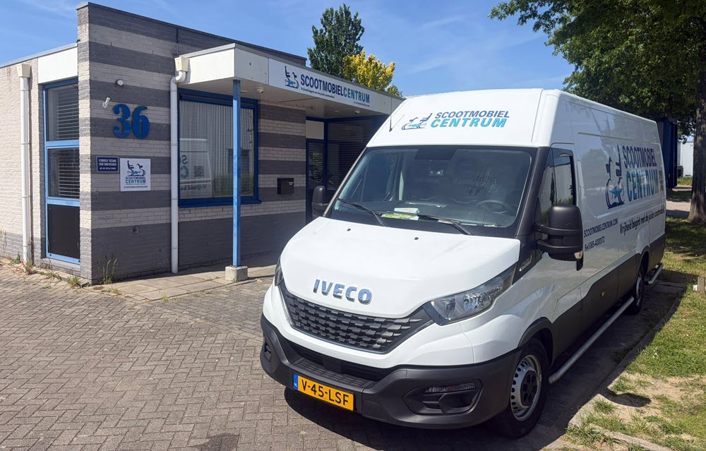Scootmobiel Centrum Arnhem met verschillende scootmobielen voor de ingang.