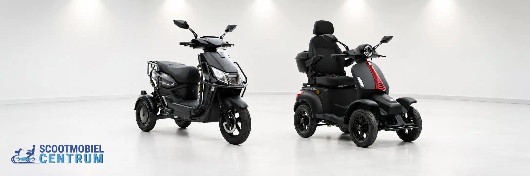 For Motion Trice 3-wiel scootmobiel naast For Motion On Four 4-wiel scootmobiel