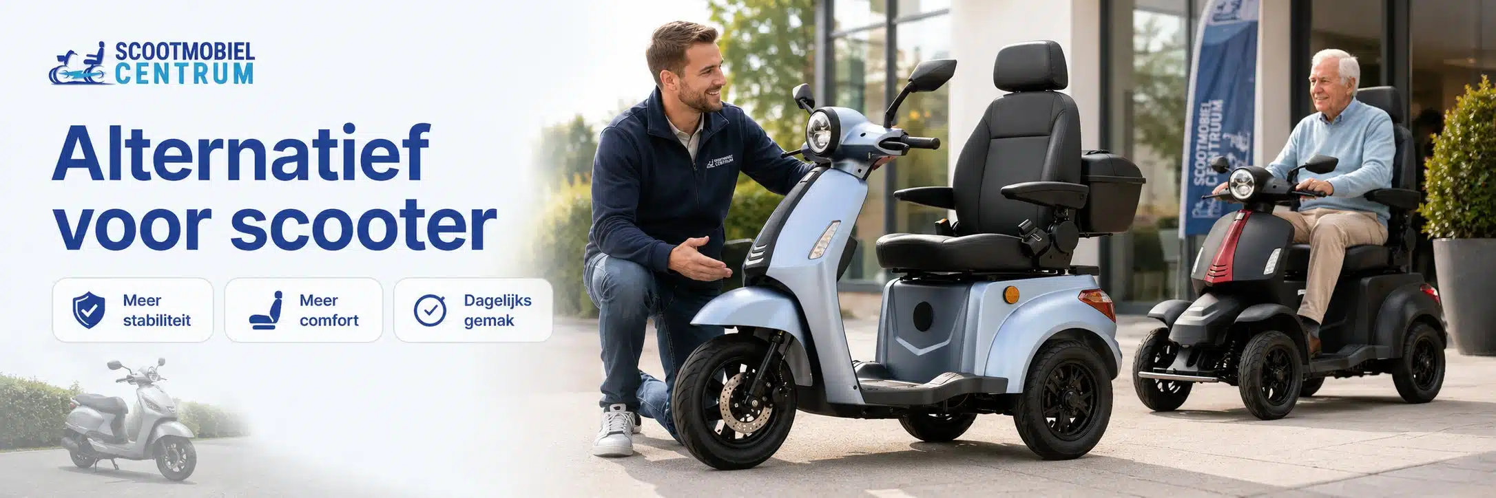 Adviseur naast een lichtblauwe driewieler en een man op een zwarte vierwielige scootmobiel