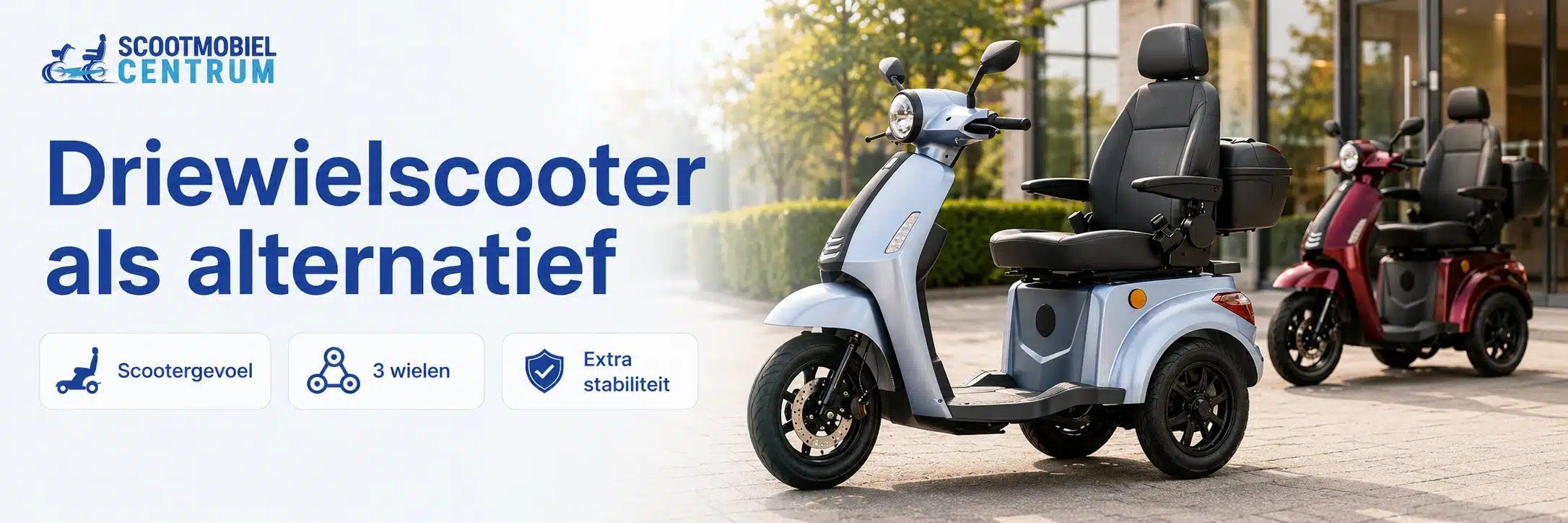 Lichtblauwe en rode scooterachtige driewielscooters voor een showroom
