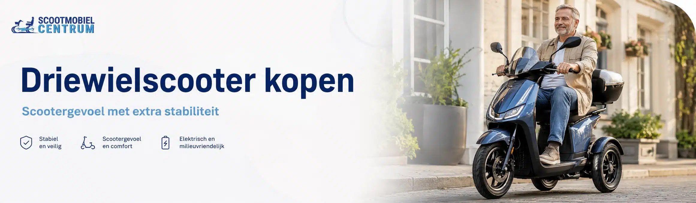 Blauwe elektrische driewielscooter met bestuurder tijdens dagelijks gebruik