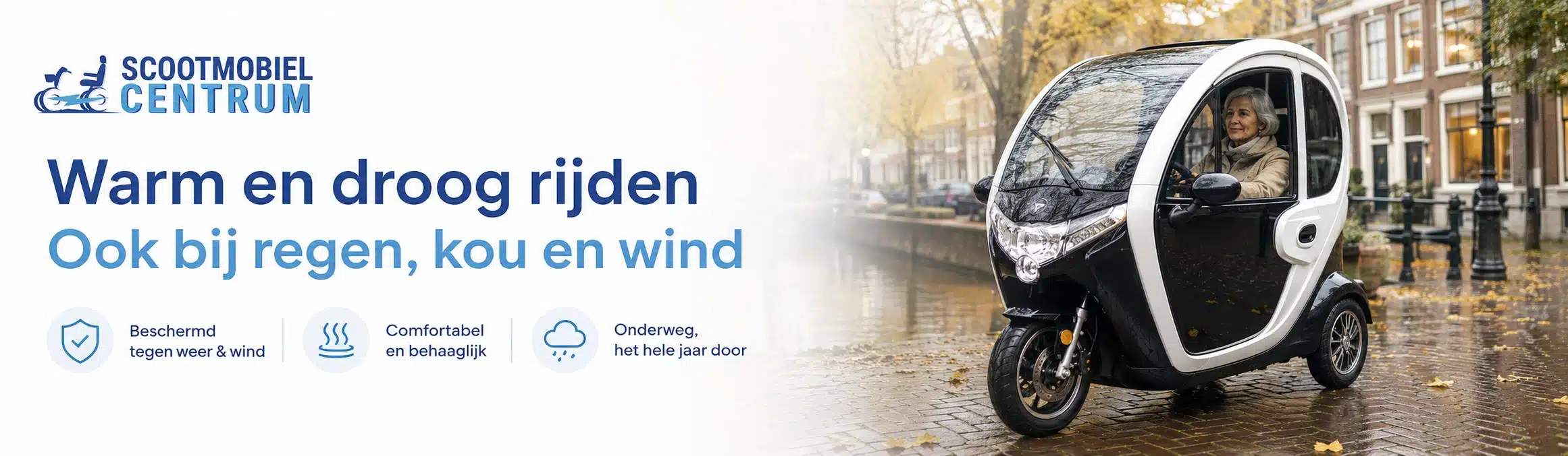 Vrouw rijdt met een zwart-witte overdekte driewielscootmobiel over een natte straat