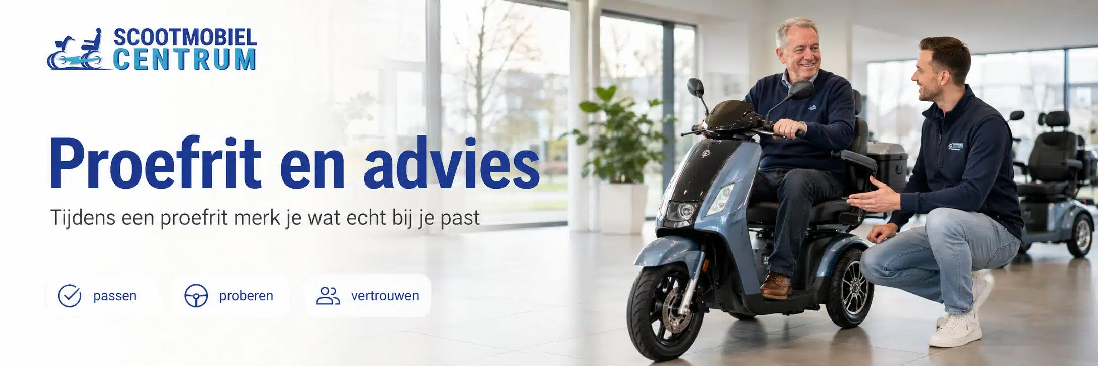 Adviseur praat met een man op een scooterachtige driewieler