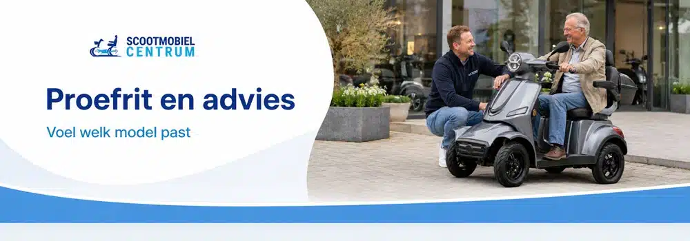 Adviseur helpt een klant tijdens een proefrit met een vierwielscootmobiel