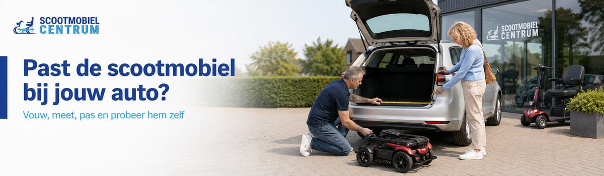 Opgevouwen scootmobiel wordt bij een open kofferbak gemeten en gepast.