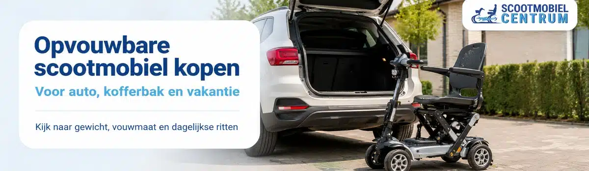 Compacte opvouwbare vierwielscootmobiel naast een auto met open kofferbak.