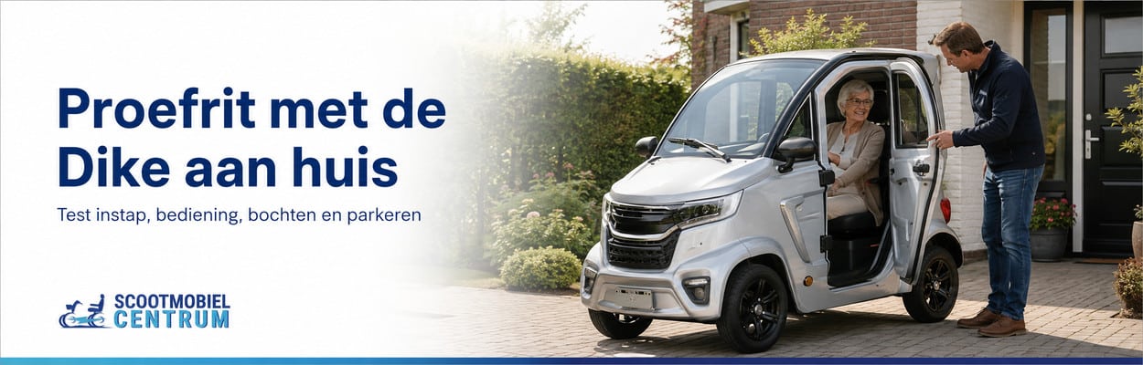 Open bestuurdersdeur van de For Motion Dike met stoel, autostuur en pedalen